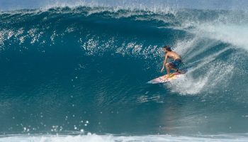 Mason Ho y Noa Deane pasan una mañana de lo más divertida en Rocky Point, una playa cercana a la famosa ola de Pipeline y que ofrece buenos tubos y paredes para giros de lo más radicales.