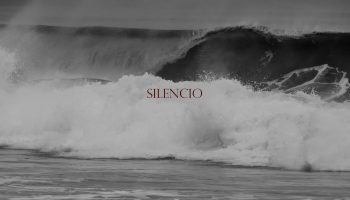 Filmada y editada por Valentina Espejo, silencio, recoge en formato  blanco y negro, el surfing de Roberto Araki y Felipe Donoso en algún lugar de la costa chilena.