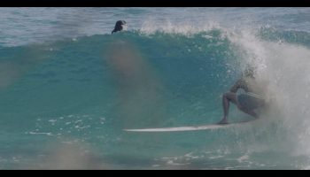 Los días de olas pequeñas en Snapper Rocks son los mejores para Sam Lopert, que aquí le vemos tejiendo algunas líneas fluidas en un día soleado de verano en el oeste de Australia.